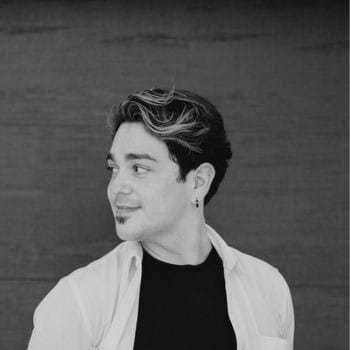 Portrait of Eric De La Torre, a professional stylist at PR at Partners, showcasing their expertise and style.
