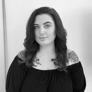 Portrait of Evelyn Christian, a professional stylist at PR at Partners, showcasing their expertise and style.