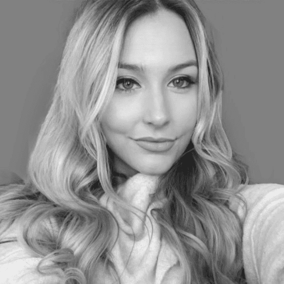 Portrait of Shelby Thomas, a professional stylist at PR At Partners, showcasing their expertise and style.