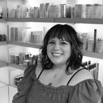 Portrait of Dara, a professional stylist at PR at Partners, showcasing their expertise and style.