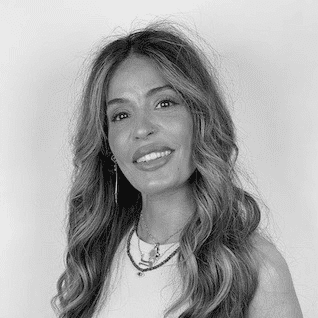 Portrait of Lina Ahearn, a professional stylist at PR at Partners, showcasing their expertise and style.