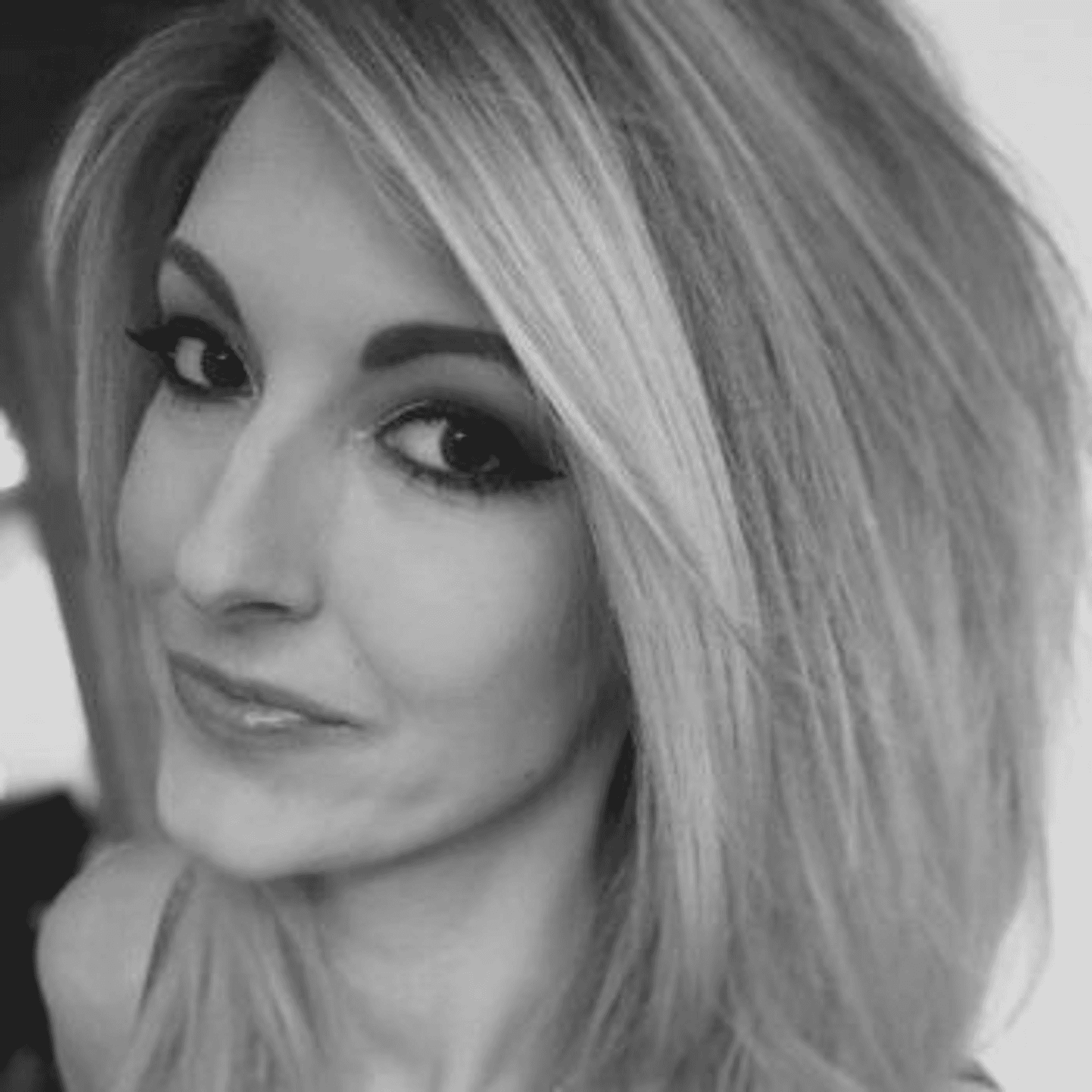 Portrait of Ashley Lederer, a professional stylist at PR At Partners, showcasing their expertise and style.